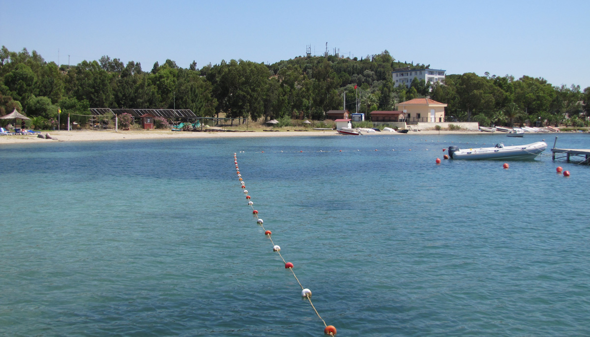 Kültür ve Turizm Bakanı Ertuğrul Günay, açılacak ihaleyle tahsisi yapılarak yeniden turizme kazandırılması planlanan Foça Tatil Köyü'nde incelemeler yaptı. 